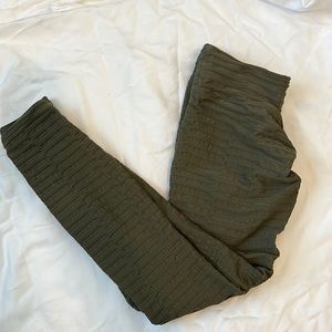 Tahira By KB Booty Scrunch Isla Leggings in Olive